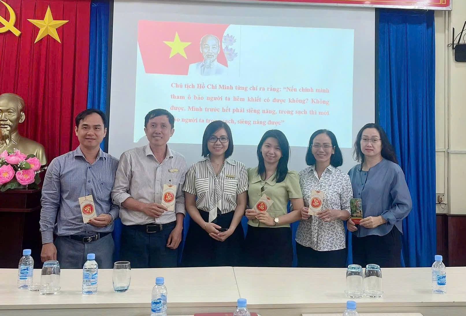 Chi bộ Quỹ Đầu tư phát triển sinh hoạt chuyên đề tháng 5/2025: “Phát huy vai trò nêu gương của cán bộ, đảng viên, nhất là cán bộ lãnh đạo, quản lý các cấp”